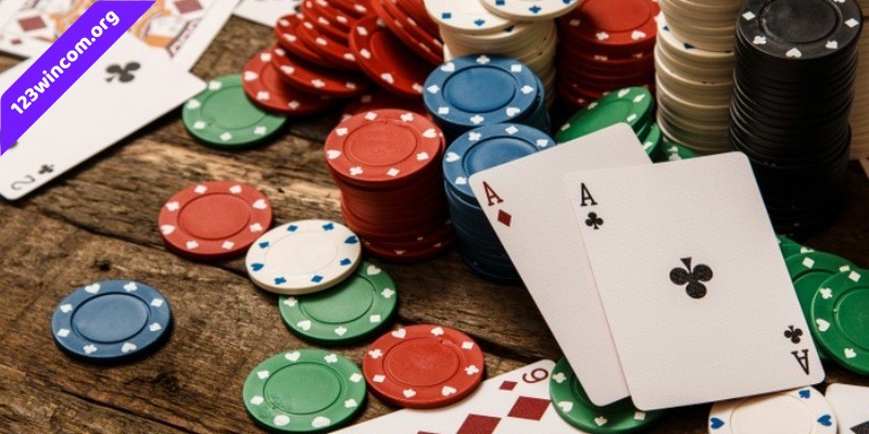 Một ván Poker hoàn chỉnh sẽ diễn ra với 5 vòng 